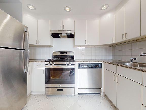 5th image of 301 E 38th St APT 6D