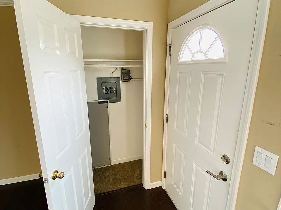 Entryway/Coat Closet