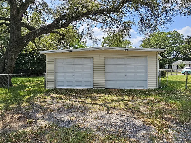 725 Powell Dr — Photo 21