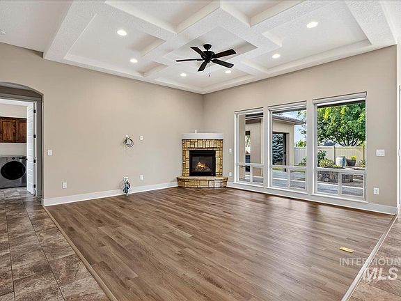 5th image of 368 E Whiskey Flats St