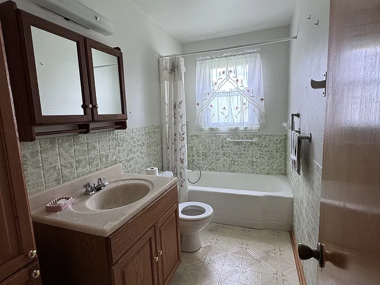241 Helena Dr — Photo 2