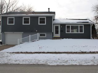 1805 Sutton Pl, Bettendorf, IA