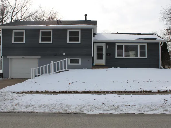 1805 Sutton Pl, Bettendorf, IA 52722
