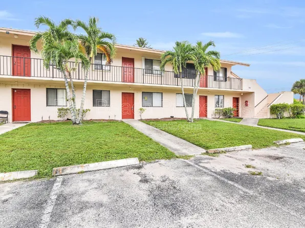 700 Nottingham Cir APT D, Greenacres, FL 33463