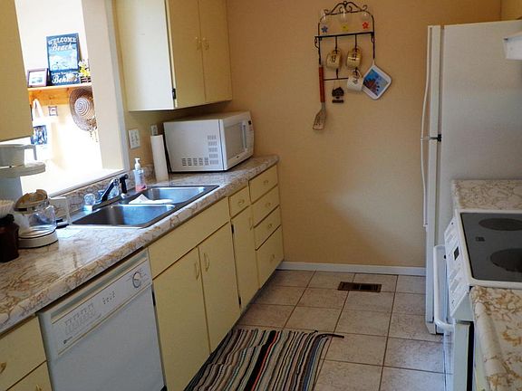 4th image of 1900 Country Club Dr Unit 3