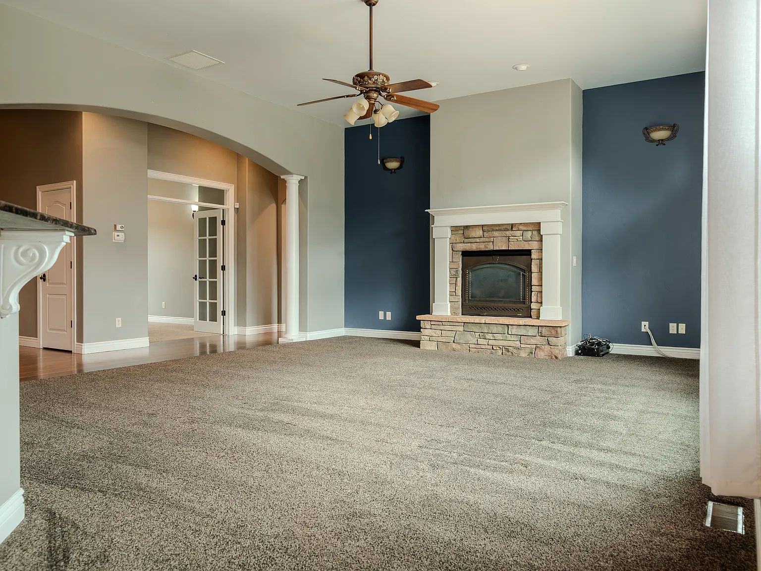 3 bed, 2438 sqft, $3,300 — Photo 3