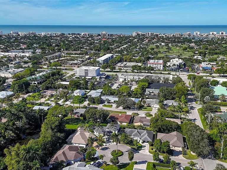 2515 Royal Palm Ct — Photo 32