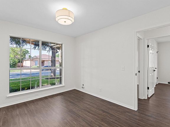 3rd image of 1123 Thackeray Ln