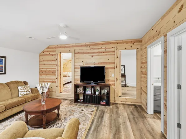 77 N Shore Dr, Cleveland, GA 30528