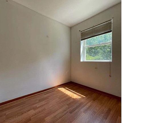 3rd image of 4932 N Kenmore Ave Floor 2