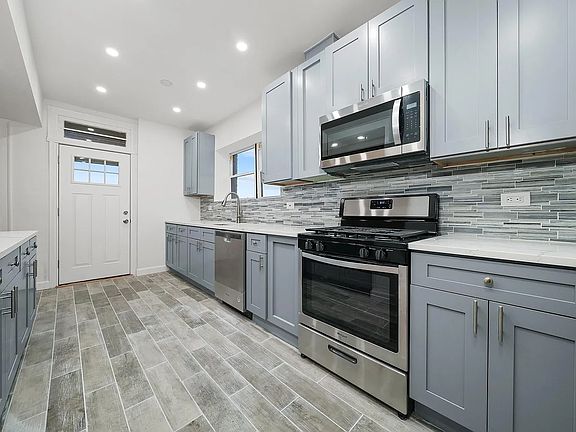 2nd image of 1529 W Thorndale Ave #2