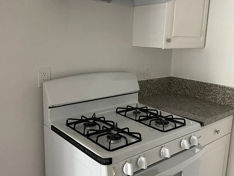 8512 Balboa Blvd #11 — Photo 4