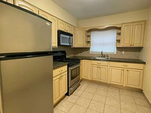 2nd image of 17 Amsterdam Ave #1