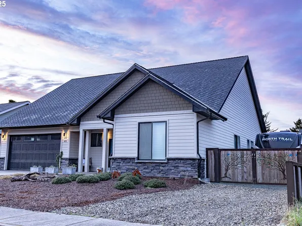 623 Carter Ave, Bandon, OR 97411