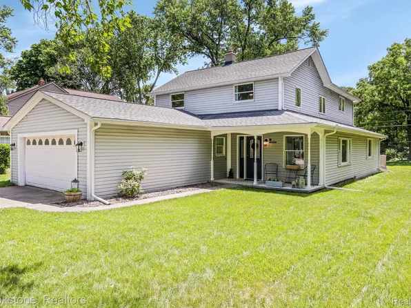 7267 Arrowood Dr, West Bloomfield, MI 48324