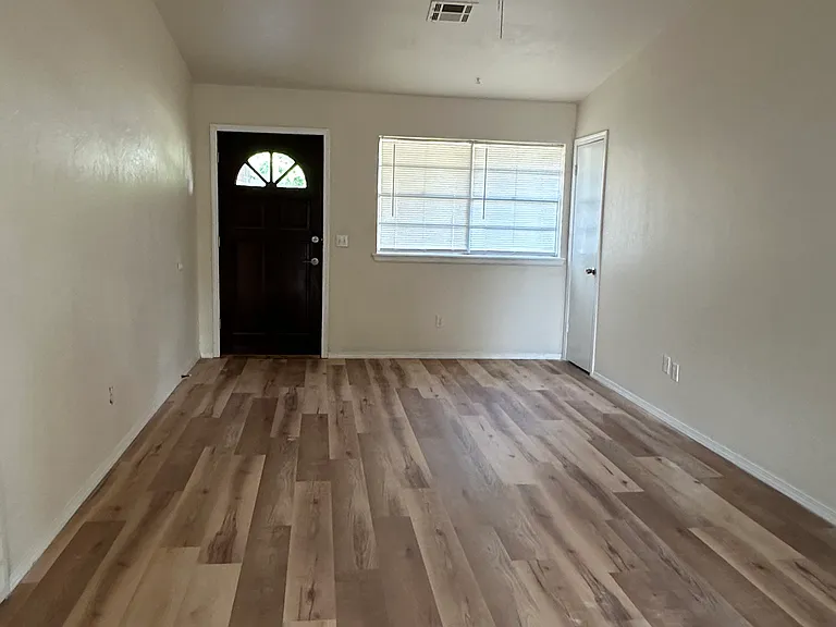 519 Robin Hill Rd — Photo 2