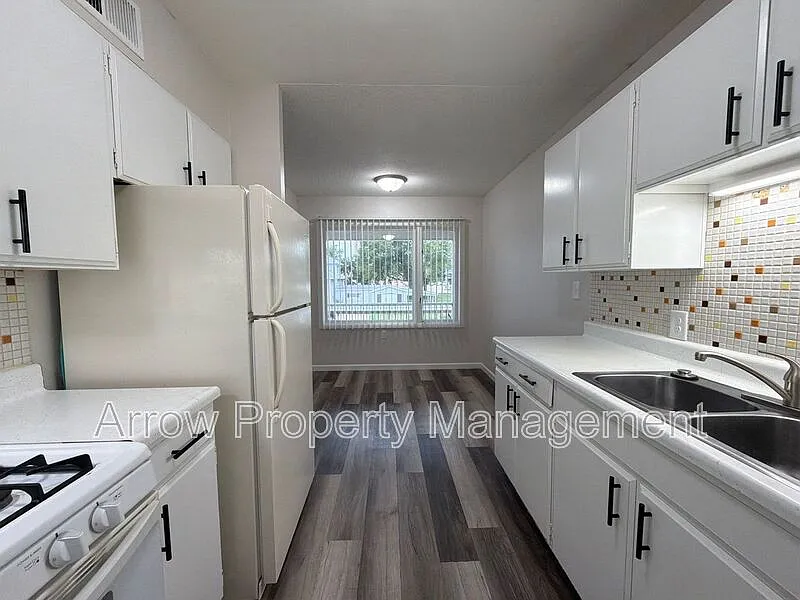 2 bed, 1.0 bath, 774 sqft, $885 — Photo 1
