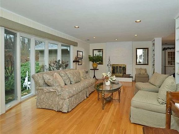 3rd image of 5 E Huxley Dr