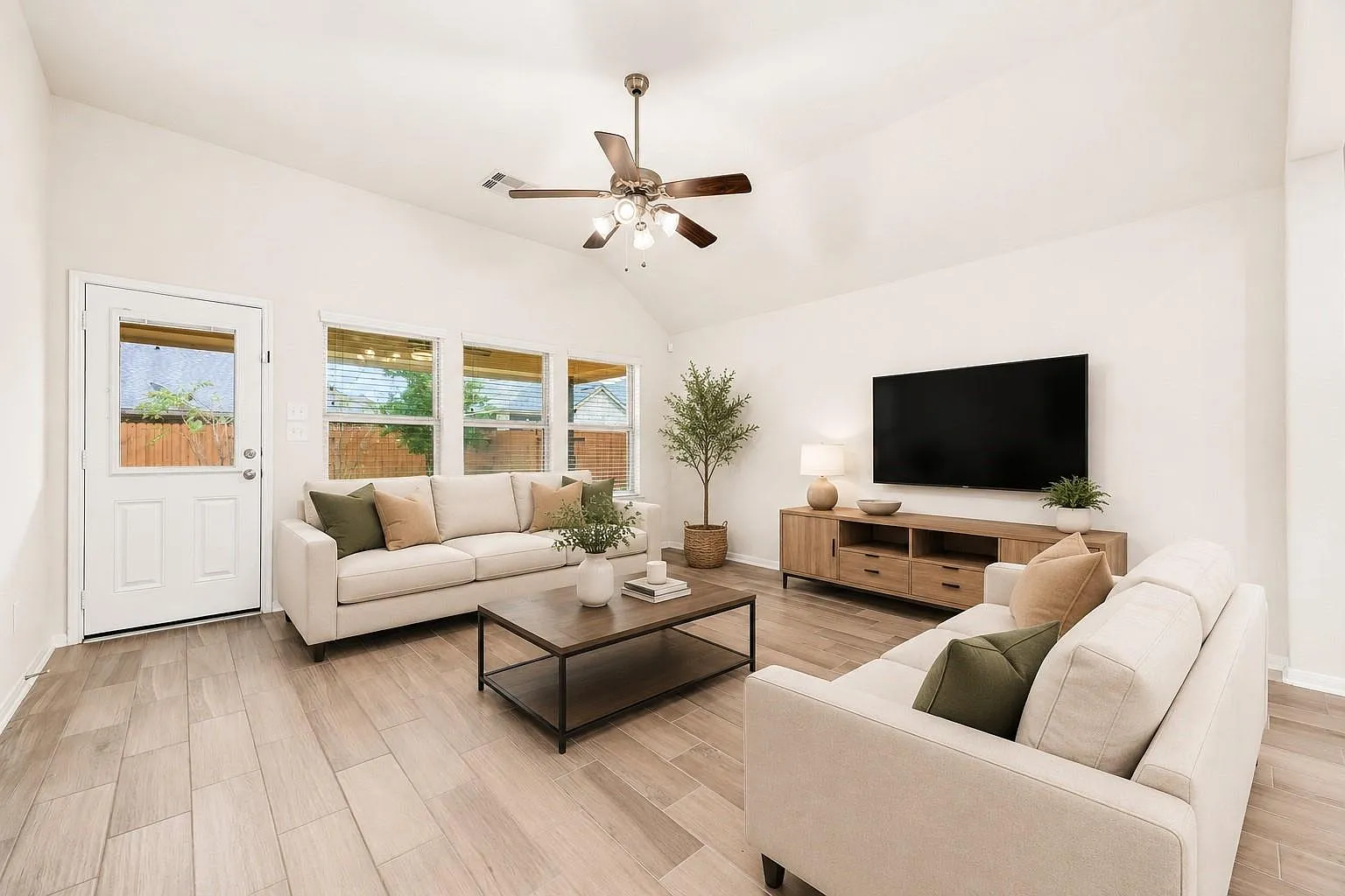 3 bed, 2.0 bath, 1776 sqft, $2,150 — Photo 3