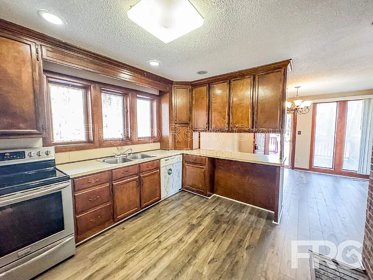 1228 Forest Acres Dr — Photo 11