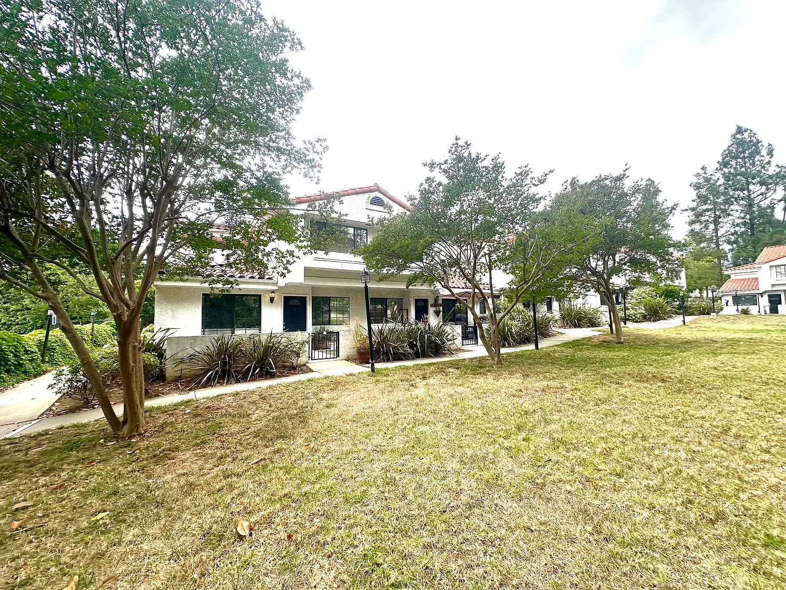 3 bed, 2.5 bath, 1402 sqft, $2,990 — Photo 2