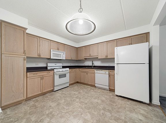 5th image of 410 Western Ave #202