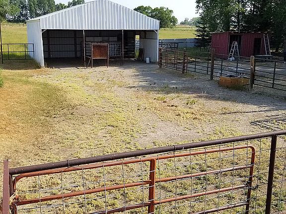 Loafing bard and corral