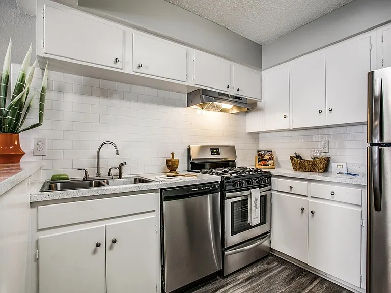 Village Oaks Apartments — Photo 10