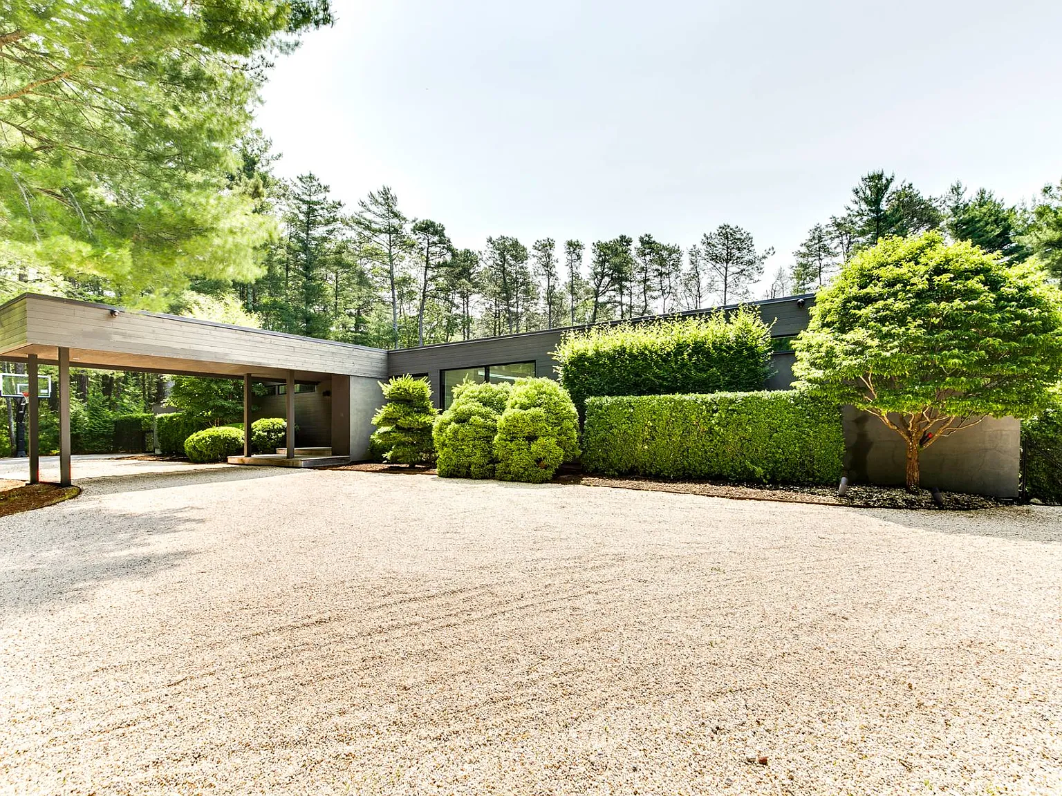 Modern Hamptons Retreat on Park Like 2.4 Acres — Photo 2