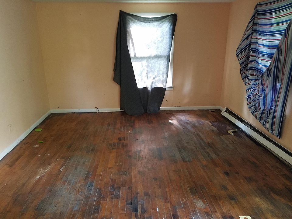 2nd image of 734 E Madison St