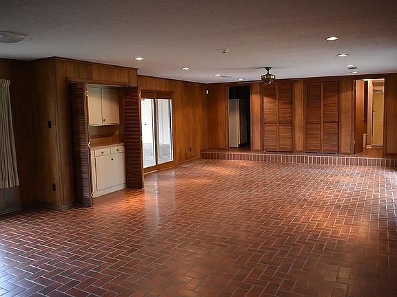 4th image of 925 Harling Ln