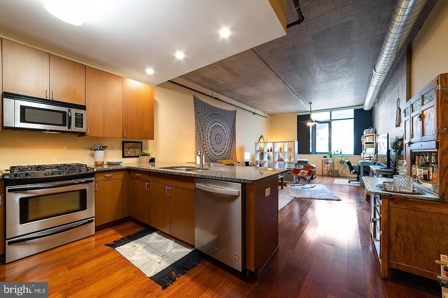 Studio, 812 sqft, $1,900 — Photo 1