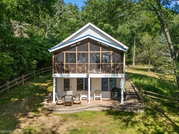 11113 Perch Lake Dr W, Cement City, MI 49233