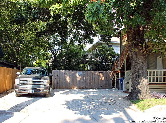 5th image of 903 E Euclid Ave