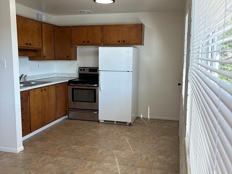 1042 S Linda Vista Dr — Photo 3