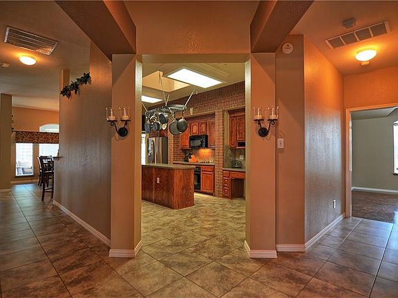 3rd image of 2101 Crestwood Trl