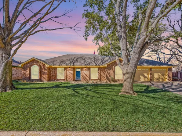 7701 Hunt Dr, North Richland Hills, TX 76182