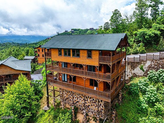 3rd image of 776 Mountain Stream Way
