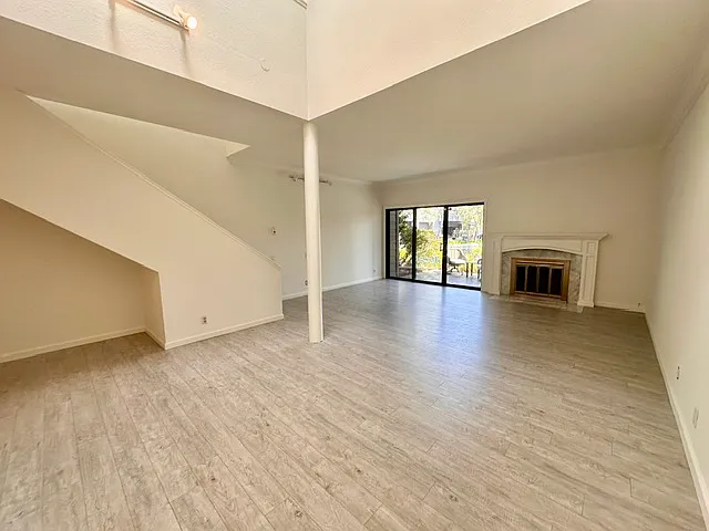 1135 Shoreline Dr — Photo 2
