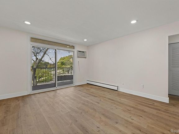 3rd image of 4921 Crooks Rd APT N10