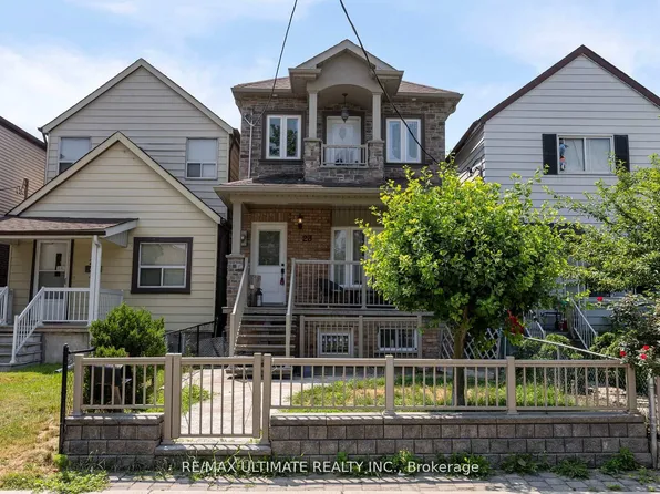 23 Seneca Ave, Toronto, ON M5J 2A4
