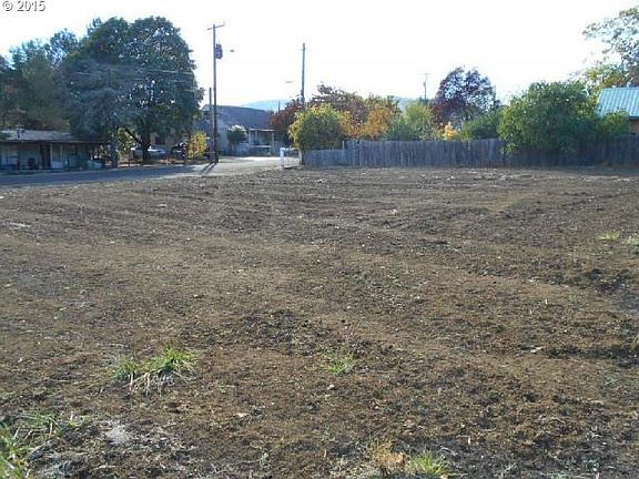 5th image of 2962 NE Yount Ave