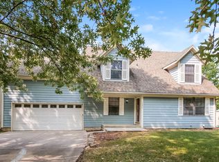 1304 NE Ridgeview Dr, Lees Summit, MO 64086