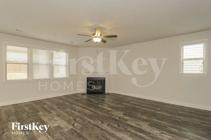 5 bed, 4.0 bath, 3310 sqft, $3,575 — Photo 2