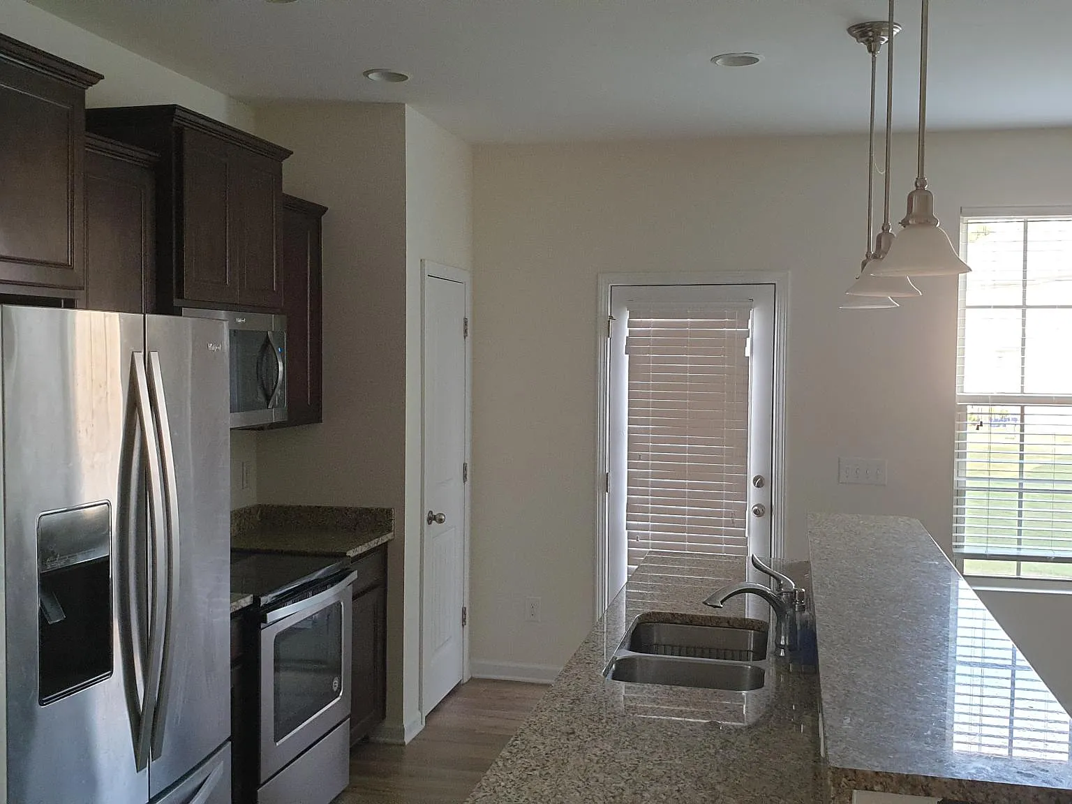 3 bed, 2.5 bath, 1605 sqft, $2,100 — Photo 2