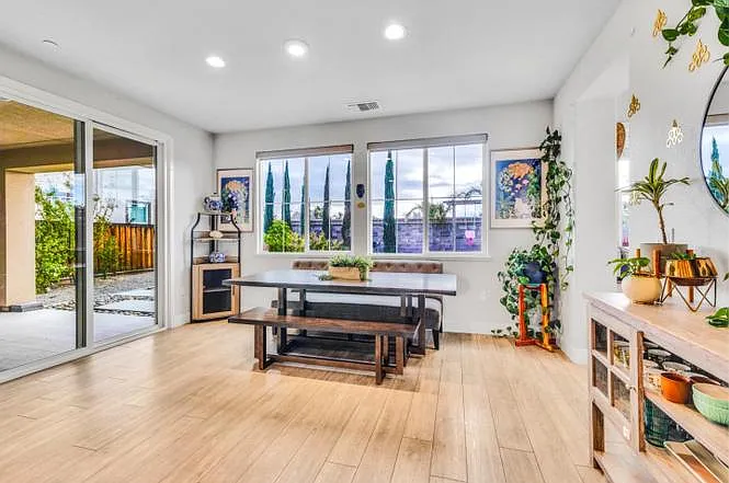 4 bed, 2150 sqft, $3,200 — Photo 2