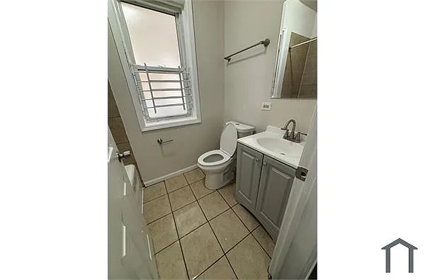 Building Photo - 7543 S May St #1