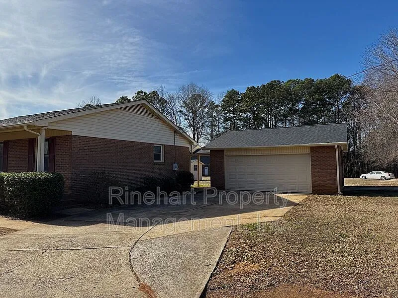 3 bed, 2.0 bath, 1740 sqft, $2,245 — Photo 4