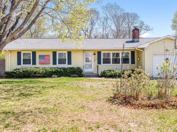 5 Russell Rd, Hampton Bays, NY 11946