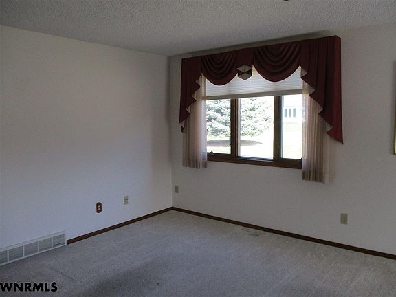 3rd image of 27 Brentwood Ct